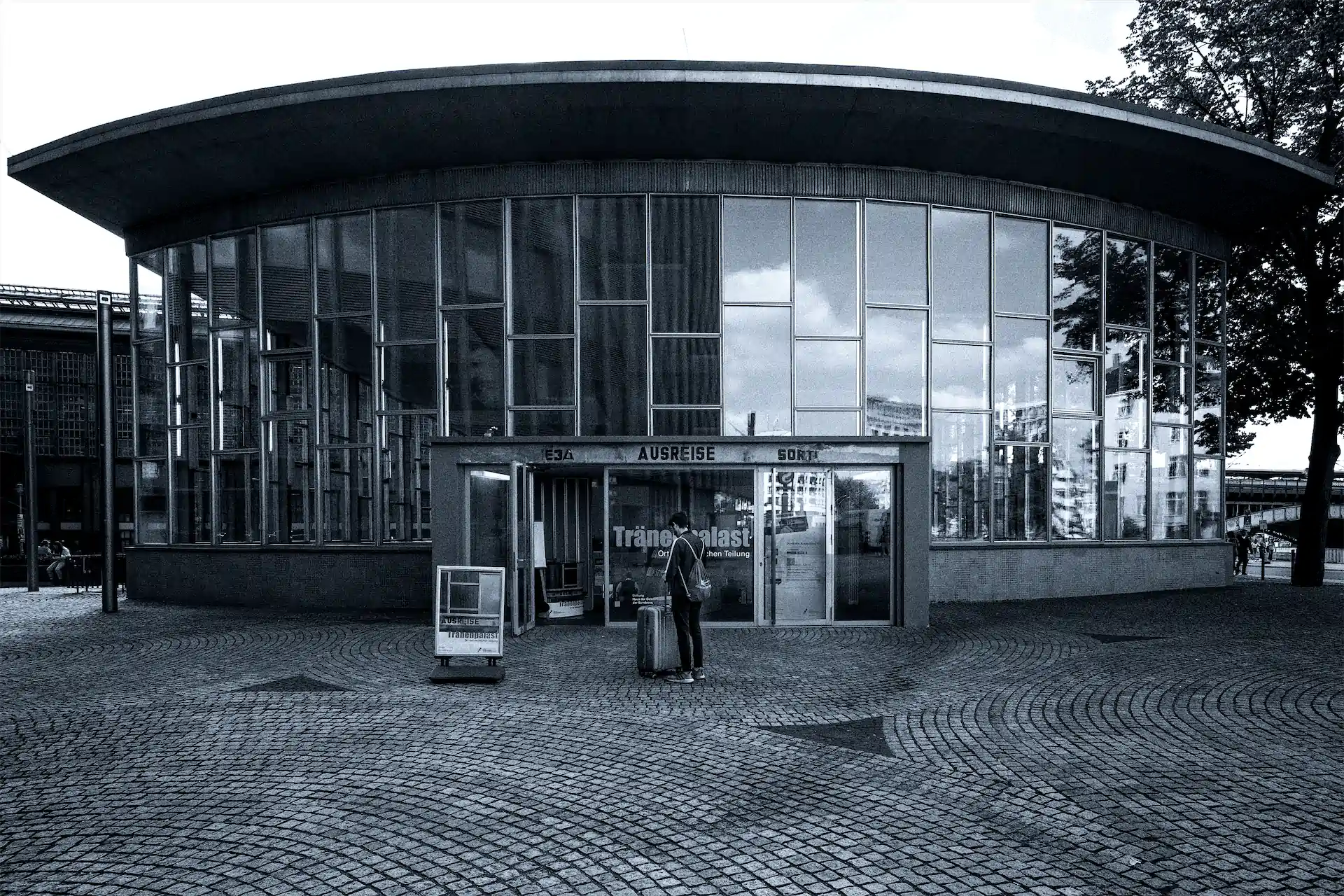 04 Kirsten Müller Tränenpalast Exhib1920