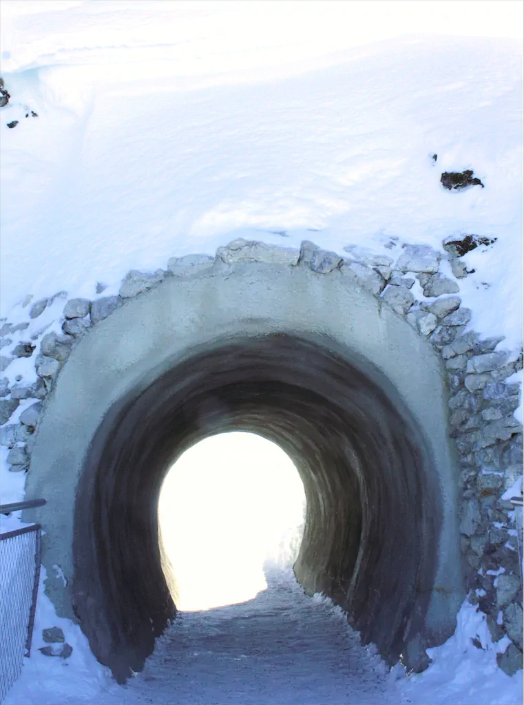 6 Antje Dieffenbacher Licht Am Ende Des Tunnels.jpgLuege 1024h 80