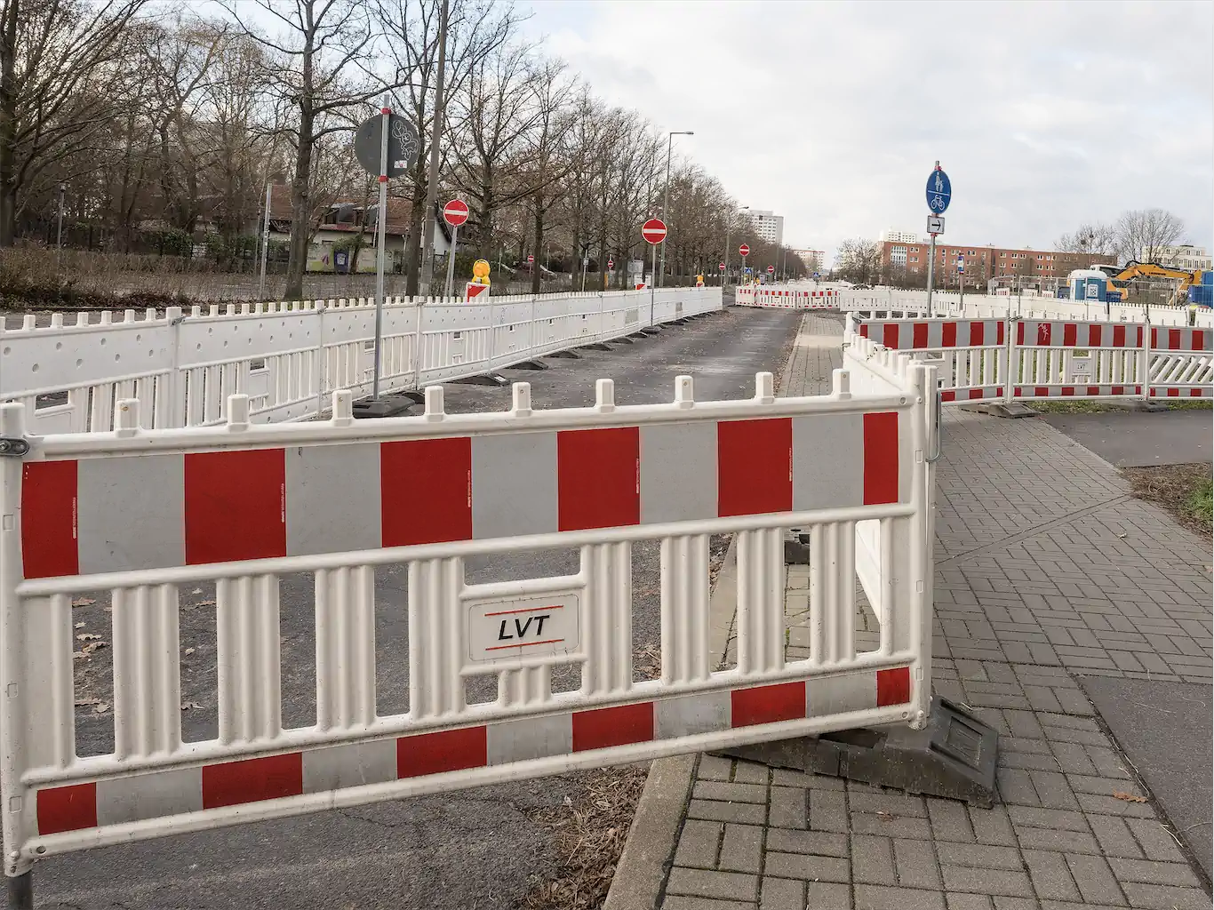 06 Kirsten Müller Absperrschrankengitter 6 Rot 1024h 80