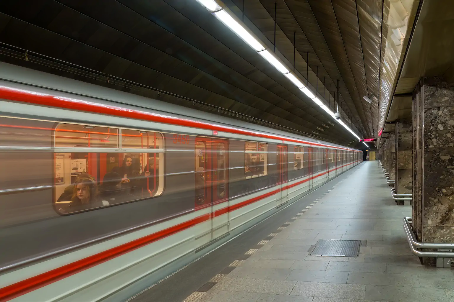 2 Martina Wicki MetroPrague Rot 1024h 70
