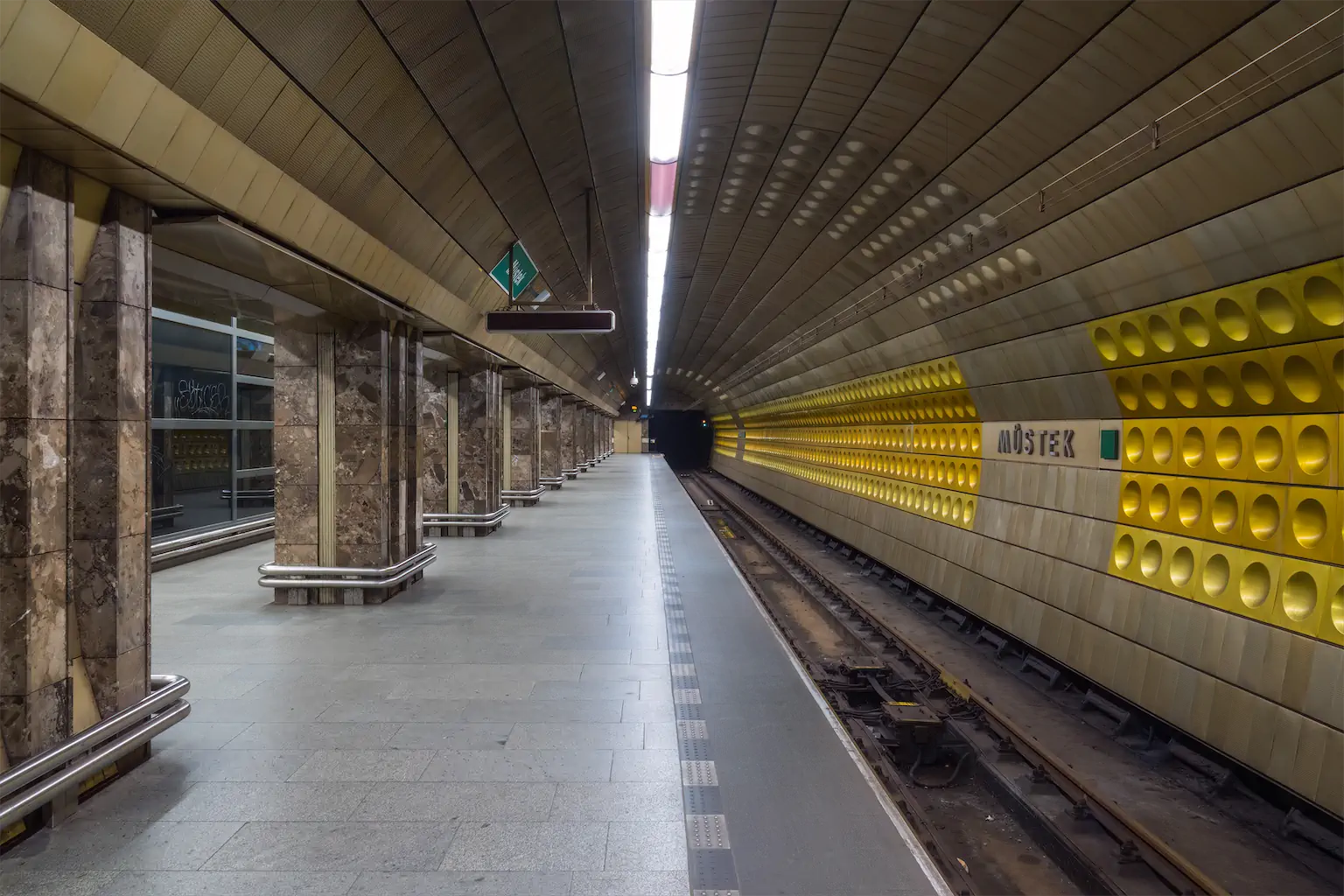 3 Martina Wicki MetroPrague Rot 1024h 70