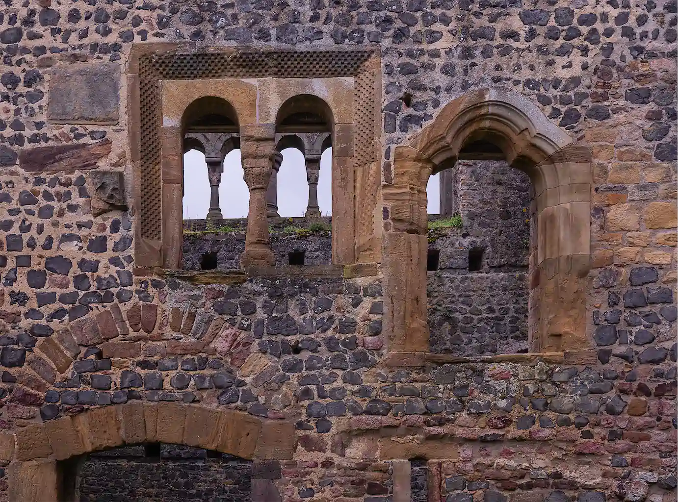 Burgruine Münzenberg, Fenster, Dahinter Waren Wohnräume Bild Nr. 3Raab Erbe 1024h 80