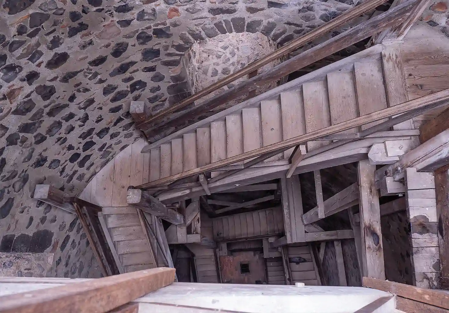 Burgruine Münzenberg, Treppe Im Turm Mit 140 Stufen Bild Nr.5Raab Erbe 1024h 80