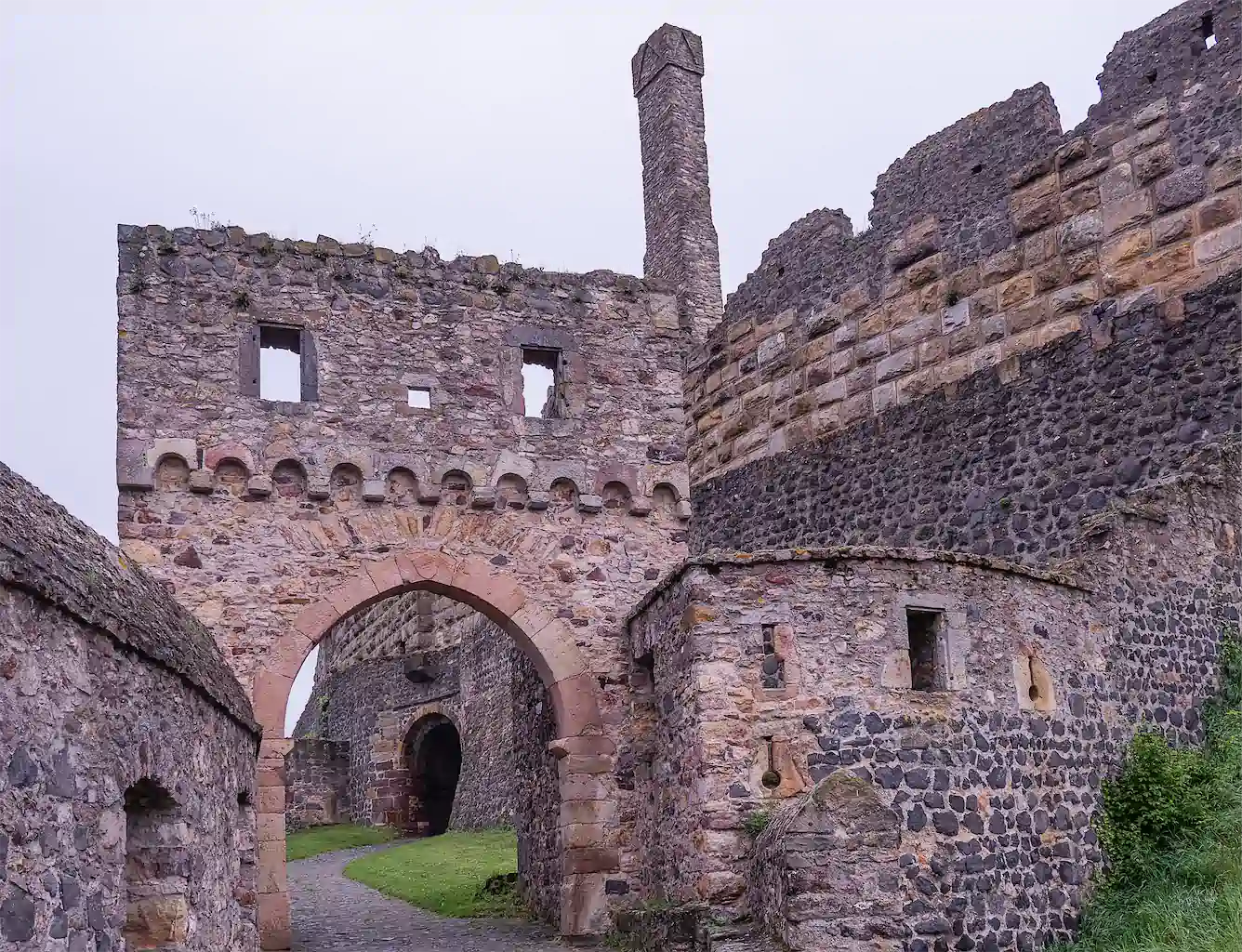 Burgruine Münzenberg, Zugang Zur Burg Bild Nr. 1Raab Erbe 1024h 80