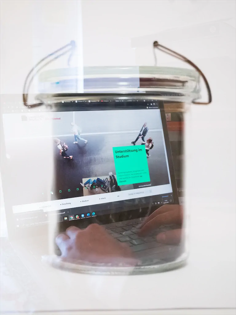 Silvia Klashinrichs Am Laptop 8 Heimat 1024h 80