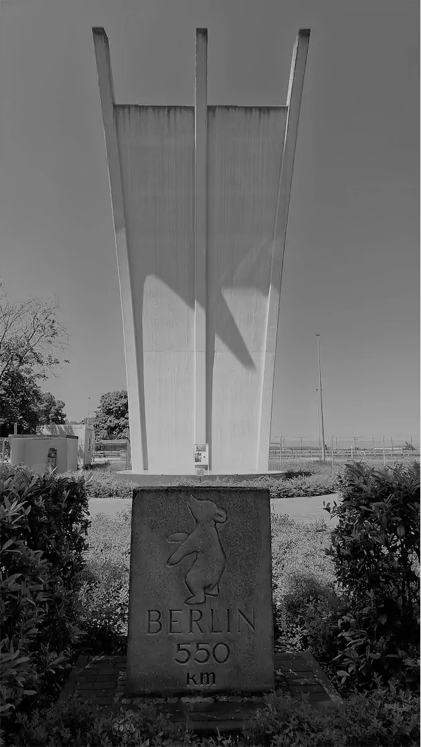 1 Manuela Reichert B Luftbrücke B 1080h 75