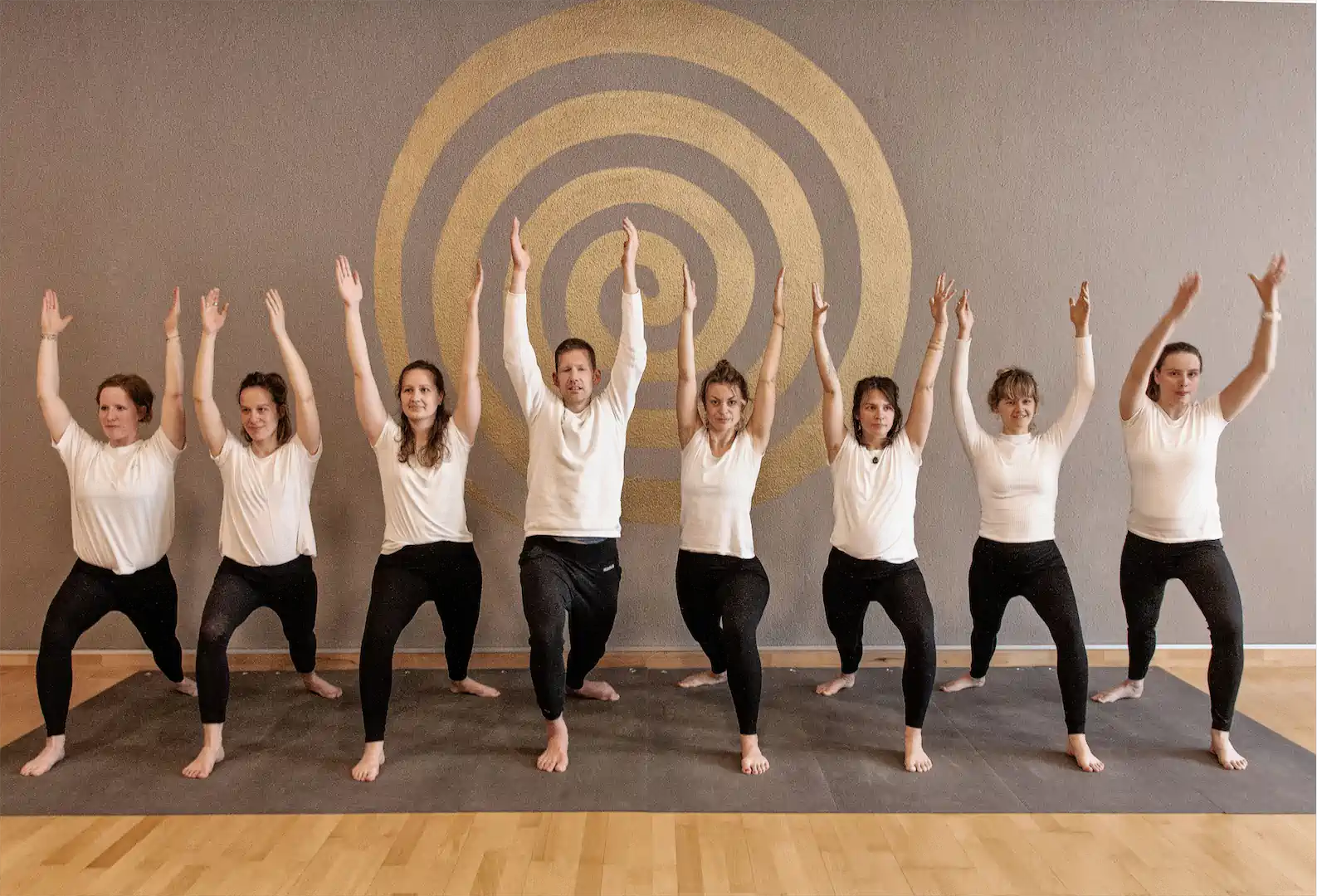 6 Vera Wiehe Virabhadrasana L Krieger 1 B 1080h 35